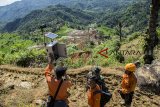 Sejumlah petugas SAR gabungan memeriksa alat pendeteksi getaran atau Elwasi (Eling Waspada Lan Siaga) di puncak area tanah longsor, Desa Sirnaresmi, Cisolok, Kabupaten Sukabumi, Jawa Barat, Jumat (04/01/2019). Alat Elwasi yang dipasang pada tanggal (03/01/2019) tersebut untuk memantau kondisi tanah jika terjadi pergerakan. ANTARA JABAR/Nurul Ramadhan/agr. 