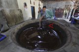 Pekerja memasak gula merah dan kedelai hitam saat membuat kecap di industri kecap tradisional di Pekandangan, Indramayu, Jawa Barat, Rabu (9/1/2019). Pengusaha kecap tradisional mengeluhkan mahalnya harga gula merah berkualitas yang mencapai 37 ribu perkilogram. ANTARA JABAR/Dedhez Anggara/agr. 