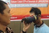 Warga binaan melakukan rekam KTP-el di Lapas  Kelas II A Cibinong,  Bogor, Jawa Barat , Kamis (17/1/2019). Optimalisasi percepatan KTP-el ini menjadi bagian penting keseriusan mensukseskan Pemilu 2019 di lapas dan rutan. ANTARA JABAR/Yulius Satria Wijaya/agr. 