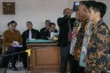Terdakwa kasus dugaan suap perizinan Proyek Meikarta Billy Sindoro (kiri) melihat sejumlah saksi dari ASN Pemkab Bekasi yang diambil sumpah saat sidang lanjutan di Pengadilan Tipikor Bandung, Jawa Barat, Rabu (16/1/19). Saksi tersebut dihadirkan Jaksa Penuntut Umum dari KPK terkait dugaan penerimaan uang dari pihak Pengembang Proyek Meikarta yang disampaikan ke Bupati Bekasi nonaktif Neneng Hasanah Yasin. ANTARA JABAR/Novrian Arbi/agr. 
