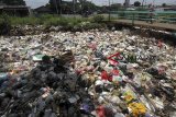 Tumpukan sampah rumah tangga menyumbat aliran anak Sungai Ciliwung Kali Baru, Bojong Gede,  Bogor, Jawa Barat, Kamis (10/1/2019). Warga mengeluhkan sampah yang menumpuk di sungai tersebut yang membuat aliran sungai tersumbat dan jika hujan deras menyebabkan air dan sampah meluap ke jalan. ANTARA JABAR/Yulius Satria Wijaya/agr. 