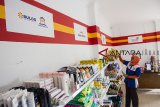 Pegawai Bumdes melihat salah satu produk BUMNShop di Outlet BUMNShop, Desa Bojong, Cikembar, Kabupaten Sukabumi, Jawa Barat, Kamis (31/1/2019). Kementerian BUMN akan mendirikan 500 BUMNShop di Jawa Barat dan ditargetkan tercapai pada Maret 2019. ANTARA JABAR/Nurul Ramadhan/agr.