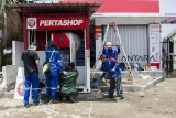 Pekerja menyelesaikan pembuatan PertaShop di Outlet BUMNShop, Desa Bojong, Cikembar, Kabupaten Sukabumi, Jawa Barat, Kamis (31/1/2019). Kementerian BUMN akan mendirikan 500 BUMNShop di Jawa Barat dan ditargetkan tercapai pada Maret 2019. ANTARA JABAR/Nurul Ramadhan/agr.