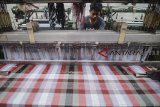 Pekerja menyelesaikan produksi kain sarung di Pabrik Tekstil Kawasan Industri Majalaya, Kabupaten Bandung, Jawa Barat, Jumat (4/1/2019). Kementerian Perindustrian menargetkan ekspor tekstil dan produk tekstil (TPT) pada 2019 mencapai 15 miliar dolar AS atau naik 11 persen dibandingkan target pada 2018. ANTARA JABAR/Raisan Al Farisi/agr. 
