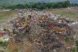 Foto udara pekerja mengoperasikan alat berat saat memindahkan sampah di Tempat Pembuangan Akhir Sampah (TPAS) Cikolotok, Purwakarta, Jawa Barat, Senin (14/01/2019). Pemerintah Kabupaten Purwakarta berencana memperluas area TPAS tersebut hingga 10 hektare untuk menerapkan pengelolaan sampah dengan metode Sanitary Landfill. ANTARA JABAR/M Ibnu Chazar/agr. 