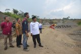 Wakil Gubernur Jawa Barat Uu Ruzhanul Ulum (kanan) melakukan Inspeksi Mendadak (sidak) tambang pasir di sejumlah perusahaan tambang kawasan Mangin, Kota Tasikmalaya, Jawa Barat, Kamis (17/1/2019). Berdasarkan hasil tim evaluasi dan monitoring Dinas Energi dan Sumber Daya Mineral (ESDM) Provinsi Jawa Barat puluhan tambang pasir di Kabupaten dan Kota Tasikmalaya belum mengantungi izin atau ilegal. ANTARA JABAR/Adeng Bustomi/agr. 