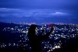 Wisatawan berswafoto di wisata alam Gunung Putri, Lembang, Kabupaten Bandung Barat, Jawa Barat, Selasa (1/1/2019). Gunung Putri yang terletak di ketinggian 1587 meter diatas permukaan laut (Mdpl) tersebut menawarkan wisata alam pemandangan Kota Lembang serta camping ground dengan kawasan hutan pinus. ANTARA JABAR/Raisan Al Farisi/agr. 