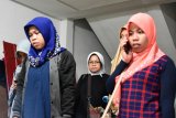 Sejumlah Pekerja Migran Indonesia (PMI) berbaris untuk didata oleh petugas BP3TKI saat tiba di Dinas Sosial Provinsi Kalbar, di Pontianak, Kamis (17/1/2019) malam. BP3TKI Pontianak melalui P4TKI Entikong mencatat terdapat 47 PMI dipulangkan Pemerintah Malaysia karena terjerat kasus cop imigrasi palsu, paspor masa berlaku habis, tidak mempunyai kontrak dan gaji tidak dibayar majikan. ANTARA FOTO/Reza Novriandi/jhw