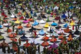 Peserta dari Muslimat NU menyaksikan tarian Sufi ketika mengikuti Harlah Ke-73 Muslimat NU, doa bersama untuk keselamatan bangsa, dan maulidrrasul, di Stadion Utama Gelora Bung Karno, Senayan, Jakarta, Minggu (27/1/2019). Acara tersebut mengangkat tema 