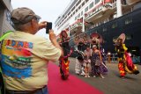 Penumpang kapal pesiar MS Maasdam berfoto bersama penari Barongan, di Dermaga Jamrud Utara, Pelabuhan Tanjung Perak, Surabaya, Jawa Timur, Rabu (23/1/2019). Kapal pesiar berbendera Belanda itu mengangkut 1.055 wisatawan untuk berkunjung ke sejumlah tempat wisata di Surabaya. ANTARA FOTO/Didik Suhartono/nym