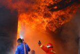 Petugas pemadam kebakaran Kota Tangerang memadamkan api yang membangkar pabrik pembuat kasur busa di kawasan industri Pasir Jaya, Jatiuwug, Tangerang, Banten, Selasa (29/1/2019). Kebakaran yang menghanguskan semua isi pabrik tersebut diduga karena korsleting listrik, namun tidak ada korban jiwa dalam peristiwa tersebut. ANTARA FOTO/Muhammad Iqbal/ama.
