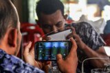 Warga bermain Game Online di Lhokseumawe, Provinsi Aceh, Kamis (3/1/2019). Organisasi Kesehatan Dunia (WHO) pada Senin 18 Juni 2018 resmi menetapkan dan mengumumkan kecanduan game digital sebagai penyakit gangguan mental, masuk kedalam daftar 