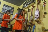 Siswa SMPK Pamerdi melihat koleksi alat musik saat belajar di luar kelas di Museum Musik Indonesia, Malang, Jawa Timur, Selasa (22/1/2019). Kegiatan tersebut untuk mengenalkan perjalanan sejarah musik di Indonesia sebagai salah satu bagian dari pertumbuhan budaya bangsa kepada pelajar. ANTARA/Ari Bowo Sucipto/ama.