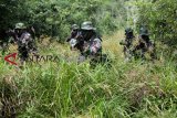 Prajurit TNI Batalyon Raider 112/Dharma Jaya Kodam Iskandar Muda melaksanakan latihan pertempuran dalam hutan di kawasan Lhoknga, Aceh Besar, Aceh, Rabu (2/1/2019). Latihan pertempuran tersebut untuk meningkatkan kemampuan prajurit dalam menjaga keutuhan Negara Kesatuan Repuplik Indonesia (NKRI) dari ancaman dalam dan luar negeri. ANTARA FOTO/Irwansyah Putra/aww.