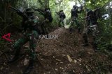 Prajurit TNI Batalyon Raider 112/Dharma Jaya Kodam Iskandar Muda melaksanakan latihan pertempuran dalam hutan di kawasan Lhoknga, Aceh Besar, Aceh, Rabu (2/1/2019). Latihan pertempuran tersebut untuk meningkatkan kemampuan prajurit dalam menjaga keutuhan Negara Kesatuan Repuplik Indonesia (NKRI) dari ancaman dalam dan luar negeri. ANTARA FOTO/Irwansyah Putra/aww.