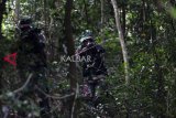 Prajurit TNI Batalyon Raider 112/Dharma Jaya Kodam Iskandar Muda melaksanakan latihan pertempuran dalam hutan di kawasan Lhoknga, Aceh Besar, Aceh, Rabu (2/1/2019). Latihan pertempuran tersebut untuk meningkatkan kemampuan prajurit dalam menjaga keutuhan Negara Kesatuan Repuplik Indonesia (NKRI) dari ancaman dalam dan luar negeri. ANTARA FOTO/Irwansyah Putra/aww.