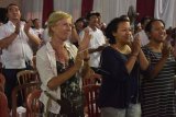 Seorang turis asal Swiss ikut memberi dukungan saat nonton bareng Debat Pertama Capres & Cawapres 2019, di GOR Segara Prancak, Badung, Bali, Kamis (17/1/2019). ANTARA FOTO/Nyoman Hendra Wibowo/nym