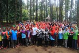 Wali Kota Banjarbaru H Nadjmi Adhani menghadiri sekaligus membuka Out Bond Akbar 1000 Guru Paud Kalimantan
Selatan yang dilaksanakan di Hutan Pinus, Banjarbaru. Sabtu (20/01). Kegiatan yang digagas oleh Komunitas Trainer Permainan Anak Indonesia ini dihadiri oleh ratusan guru dari Kota banjarbaru, Kabupaten Banjar, Banjarmasin dan Rantau.(Foto Antaranews Kalsel/hms/f).