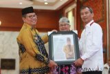 Direktur Utama LKBN Antara Meidyatama Suryodiningrat (Kanan) menyerahkan penghargaan Antara Kalsel 2018 kepada Bupati Balangan H Ansharuddin (kiri) di gedung Mahligai Pancasila, Banjarmasin, Kalimantan Selatan, Rabu (09/01/2019). LKBN Antara Biro Kalimantan Selatan mengadakan acara Gathering dan Penyerahan Penghargaan 2018 dalam rangka HUT ke-81 LKBN Antara dan dihadiri langsung oleh Direktur Utama LKBN Antara Meidyatama Suryodiningrat dan Direktur Pemberitaan LKBN Antara Ahmad Munir .Foto Antaranews Kalsel/Bayu Pratama S/f.