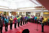 Bupati Banjar, H. Khalilurrahman melantik dan mengambil Sumpah Janji Jabatan Pimpinan Tinggi Pratama dan Jabatan Administrator serta Jabatan Pengawas di Lingkungan Pemkab Banjar di Mahligai Sultan Adam, Martapura, Jumat (18/1).
Sembilan yang dilantik untuk menempati posisi yang baru dan mengalami rotasi di dalam lingkungan pemerintah Kabupaten Banjar, diantaranya pejabat eselon II, eselon III dan IV.Foto Antaranews Kalsel/hms/f