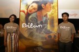 Pemeran film Dilan 1991 Vanesha Prescilla (kiri) dan Iqbal Ramadhan (kanan) berpose saat peluncuran Trailer Film Dilan 1991 di Jakarta, Kamis (17/1/2019). Film Dilan 1991 ini dijadwalkan akan tayang di bioskop Indonesia mulai 28 Februari 2019 dan menargetkan tujuh juta penonton serta diharapkan dapat berkontribusi bagi kemajuan industri film nasional. ANTARA FOTO/Rivan Awal Lingga/wsj.