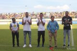 Manager PS Barito Putera H Hasnuryadi Sulaiman (tengah) memperkenalkan dua pemain asing yaitu Arthur Jesus Viera (dua kanan) dan Lucas Silva(kanan) saat konferensi pers di Stadion Demang Lehman, Martapura, Kalimantan Selatan, Rabu (23/1/2019).Klub sepak bola PS Barito Putera menyiapkan pemain asing baru asal Brazil untuk mengarungi Liga di Indonesia.ANTARA FOTO/Bayu Pratama S.