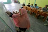 Sejumlah warga binaan pemasyarakatan mengikuti pelajaran di Lembaga Pembinaan Khusus Anak (LPKA) Kota Gorontalo, Gorontalo, Kamis (17/1/2019). Warga binaan di LPKA diberikan pendidikan non formal Paket A,B dan C agar dapat terus melanjutkan pendidikan selama masa pembinaan. ANTARA FOTO/Adiwinata Solihin/nym.