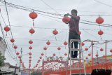 Pekerja memasang lampion di halaman Klenteng Chandra Nadi atau yang dikenal dengan Kwam Im 9 Ulu Palembang, Kamis (24/1/2019). Menjelang perayaan imlek salah satu klenteng tertua di Palembang ini menghias diri dengan memasang ribuan lampion listrik dan merenovasi sejumlah bagian. ANTARA FOTO/Feny Selly