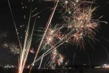Suasana pesta kembang api saat perayaan pergantian tahun di kawasan Pantai Kuta, Badung, Bali, Selasa (1/1/2019). Ribuan warga dan wisatawan melakukan perayaan menyambut tahun baru 2019 dengan melakukan pesta kembang api di sepanjang Pantai Kuta. ANTARA FOTO/Fikri Yusuf/nym
