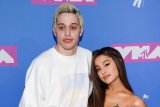 Batal tunangan, Pete Davidson menangis di depan Ibunya