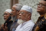 Anak pertama Abu Bakar Baasyir, Muhammad Rosyid Baasyir (kedua kiri) memberikan keterangan saat konferensi pers Penyambutan Ustaz Abu Bakar Baasyir di komplek Pondok Pesantren Al Mukmin, Ngruki, Sukoharjo, Jawa Tengah, Rabu (23/1/2019). Pengurus Pondok Pesantren Al Mukmin Ngruki mengaku kecewa dengan sikap Pemerintah terkait pembatalan pembebasan pendiri ponpes Ngruki Ustaz Abu Bakar Baasyir. ANTARA FOTO/Mohammad Ayudha/nym.