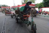 Sejumlah pemilik jasa penyedia alat pertanian membawa traktor dan mesin penggilingan padi atau tleser saat melakukan aksi protes dihentikannya layanan penjualan solar di SPBU Karangduren, Sawit, Boyolali, Jawa Tengah, Senin (28/1/2019). Menurut pemilik penyedia jasa alat pertanian tersebut, sudah lima hari terakhir SPBU setempat menghentikan layanan penjualan solar bagi pemilik jasa penyedia alat pertanian itu sehingga memperlambat aktivitas pertanian. ANTARA FOTO/Aloysius Jarot Nugroho/nym.