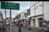 Sejumlah warga melintas dekat bangunan tua yang berada di kawasan Kota Tua Ampenan, Mataram, NTB, Kamis (3/1/2019). Pemerintah kota Mataram akan melakukan penataan kawasan Kota Tua Ampenan dengan dana bantuan dari pemerintah pusat sekitar Rp26 miliar untuk kegiatan penataan kawasan Kota Tua Ampenan yang saat ini mulai dirintis menjadi salah satu objek wisata andalan di daerah NTB. ANTARA FOTO/Ahmad Subaidi/nym.