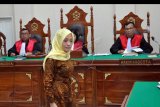 Terdakwa kasus penyebaran berita hoax yang juga dosen di Universitas Sumatera Utara (USU) Himma Dewiyana Lubis menjalani sidang perdana di Pengadilan Negeri Medan, Sumatera Utara, Rabu (9/1). Himma Dewiyana Lubis ditangkap Polda Sumut akibat penyebaran berita hoax atau ujaran kebencian mengenai peristiwa bom Surabaya melalui media sosial pada 19 Mei 2018. ANTARA FOTO/Septianda Perdana/nym