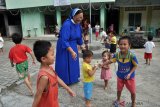 Kepala panti asuhan Laverna Suster Klara bermain dengan anak-anak panti asuhannya di Gunung Sitoli, Sumatera Utara, Sabtu (12/1/2019). Di panti asuhan ini suster Klara sedikitnya mengasuh 74 anak dari latar belakang yang berbeda mulai dari yang ditelantarkan orangtuanya hingga kasus tindak kekerasan. (Antaranews  Sumut) - Septianda Perdana