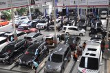 Sejumlah pekerja bengkel memperbaiki mobil pelanggan di Medan, Sumatera Utara, Kamis (3/1/2019). Selama libur tahun baru jasa servis bengkel mobil yang melakukan perbaikan dan perawatan mobil mengalami peningkatan pelanggan dari 50 mobil menjadi 150 - 200 mobil per hari. (ANTARA FOTO/Septianda Perdana)