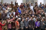 Presiden Joko Widodo (ketiga kiri) didampingi Menteri Kelautan dan Perikanan Susi Pudjiastuti (kedua kanan) bersama perwakilan nelayan berfoto bersama usai pertemuan di halaman Istana Merdeka, Jakarta, Selasa (22/1/2019). Presiden dalam kesempatan tersebut meminta nelayan dan pengusaha perikanan untuk memanfaatkan Bank Mikro Nelayan dalam mengembangkan usaha. ANTARA FOTO/Puspa Perwitasari/aww.