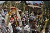 Sejumlah warga memakai riasan warna-warni berkeliling kampung saat ritual Ngerebeg di Desa Tegallalang, Gianyar, Bali, Rabu (30/1/2019). Tradisi berkeliling kampung dengan riasan tubuh yang menyerupai mahluk menyeramkan tersebut dilakukan warga setempat untuk menciptakan keharmonisan sekaligus sebagai penolak bala. ANTARA FOTO/Fikri Yusuf/nym