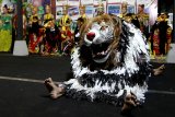 Macan-macanan bersama penari tampil pada gelaran Banyuwangi Culture Everyday di Taman Blambangan, Banyuwangi, Jawa Timur, Selasa (5/2/2019). Pertunjukan berbagai kesenian Banyuwangi yang di gelar setiap hari itu, selain sebagai wadah kreativitas para seniman lokal, juga menjadi salah satu atraksi pertunjukan yang ditawarkan untuk wisatawan. Antara Jatim/Budi Candra Setya/Zk