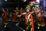 Penari Gandrung Marshan  tampil pada gelaran Banyuwangi Culture Everyday di Taman Blambangan, Banyuwangi, Jawa Timur, Selasa (5/2/2019). Pertunjukan berbagai kesenian Banyuwangi yang di gelar setiap hari itu, selain sebagai wadah kreativitas para seniman lokal, juga menjadi salah satu atraksi pertunjukan yang ditawarkan untuk wisatawan. Antara Jatim/Budi Candra Setya/Zk