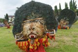 Penari reog menghibur penonton saat Gebyar Budaya Parade Reog Ponorogo di Lapangan Nambangan Kidul, Kota Madiun, Jawa Timur, Selasa (5/2/2019). Kegiatan tersebut untuk menjalin komunikasi dan silaturahmi antarseniman reog, sekaligus menghibur masyarakat. Antara Jatim/Siswowidodo/ZK