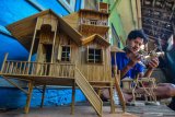 Perajin membuat miniatur rumah adat di Dusun Mandalika, Kabupaten Ciamis, Jawa Barat, Rabu (6/2/2019). Miniatur rumah berbahan limbah bambu bekas bangunan rumah itu dijual dengan harga Rp50 ribu hingga Rp500 ribu per buah yang dipasarkan melalui media daring.