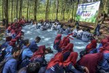 Wartawan yang tergabung dalam Perkumpulan Jurnalis Tasikmalaya (PJT) berdiskusi dengan mahasiswa dan pelajar pada acara penanaman benih pohon Kemiri dan Kopi di Kawasan Wisata Gunung Galunggung Kabupaten Tasikmalaya, Jawa Barat, Kamis (7/2/2019). Kegiatan yang diadakan menjelang peringatan Hari Pers Nasional pada 9 Februari 2019 itu merupakan kepedulian untuk menjaga serta melestarikan lingkungan alam sekitar. ANTARA JABAR/Adeng Bustomi/agr.