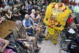 Sejumlah manula menyaksikan atraksi barongsai di Panti Wreda Salam Sejahtera, Kota Bogor, Jawa Barat, Kamis (7/2/2019). Atraksi barongsai yang merupakan rangkaian kegiatan Cap Go Meh Bogor Street Festival 2019 tersebut selain untuk bakti sosial sekaligus memberikan hiburan dan berbagi kasih sayang kepada para penghuni panti jompo. ANTARA JABAR/Arif Firmansyah/agr