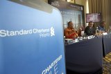 Chief Executive Officer Standard Chartered Bank Indonesia Rino Donosepoetro (kiri), Executive Director and Head Wealth Management Bambang Simarno (tengah) dan Kepala Ekonom Aldian Taloputra (kanan) menghadiri Seminar Edukasi Keuangan Tahunan 