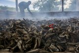 Pekerja memanggang gaplek di salah satu industri rumahan pengolahan singkong, Jampang Tengah, Kabupaten Sukabumi, Jawa Barat, Rabu (6/2/2019). Dalam sehari, industri rumahan tersebut mampu memproduksi gaplek singkong hingga 5 ton dengan harga jual Rp3500 - Rp4000 per kilogram serta diekspor ke Negara Cina. ANTARA JABAR/Nurul Ramadhan/agr. 