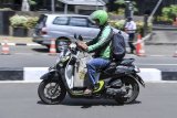 Pengendara sepeda motor mengamati aplikasi GPS (pelacak jalan) di gawainya saat berkendara di Jalan Rasuna Said, Kuningan, Jakarta, Kamis (7/2/2019). Pihak kepolisian akan melakukan tindakan hukum berupa tilang kepada pengendara yang menggunakan GPS saat berkendara karena dapat mengganggu konsentrasi saat berkemudi sehingga melanggar Undang Undang Nomor 22 tahun 2009 tentang Lalu Lintas dan Angkutan Jalan. (ANTARA FOTO)