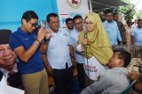 Calon Wakil Presiden (Cawapres) nomor urut 02 Sandiaga Uno (kiri) berdialog dengan penyandang disabilitas Sholahuddien Al Faruqy (kanan) didampingi ibunya, Mimin Andriani (kedua kanan) saat melakukan kunjugan di Kota Madiun, Jawa Timur, Rabu (6/2/2019). Sandiaga Uno melakukan serangkaian kegiatan di Jawa Timur, antara lain berdialog dengan para ketua partai koalisi pendukung, tokoh dan masyarakat di Kota Madiun. Antara Jatim/Siswowidodo/ZK.