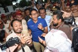 Calon Wakil Presiden (Cawapres) nomor urut 02 Sandiaga Uno (tengah) disambut pendukungnya saat melakukan kunjungan di Kota Madiun, Jawa Timur, Rabu (6/2/2019). Sandiaga Uno melakukan serangkaian kegiatan di Jawa Timur, antara lain berdialog dengan para ketua partai koalisi pendukung, tokoh dan masyarakat di Kota Madiun. Antara Jatim/Siswowidodo/ZK.