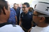 Calon Wakil Presiden nomor urut 02 Sandiaga Salahudin Uno menyapa pendukungnya saat mengunjungi sentra kerajinan kok di Desa Semengko, Nganjuk, Jawa Timur, Kamis (7/2/2019). Sandiaga Uno menemui sejumlah perajin guna menyerap aspirasi sekaligus mendorong perkembangan ekonomi kerakyatan. Antara Jatim/Prasetia Fauzani/ZK.